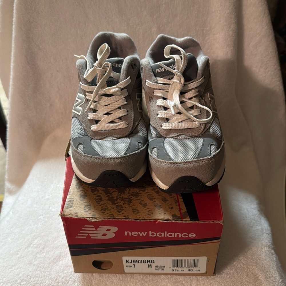 Men’s new balance 993 color gray and they’re in great condition